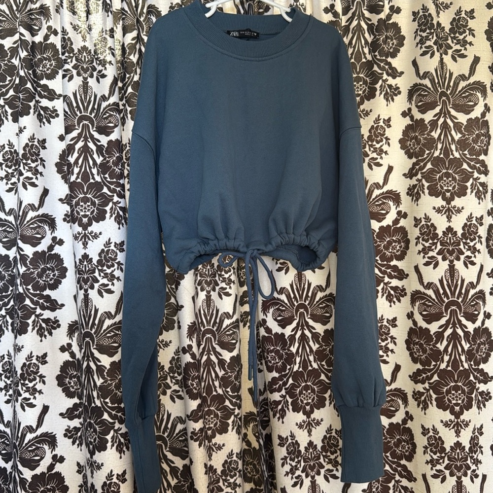 Zara Cropped Sweatshirt sz M